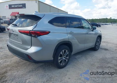 2021 Toyota Highlander Xle z USA, uszkodzony, nr VIN 5TDGZRAH5MS537821